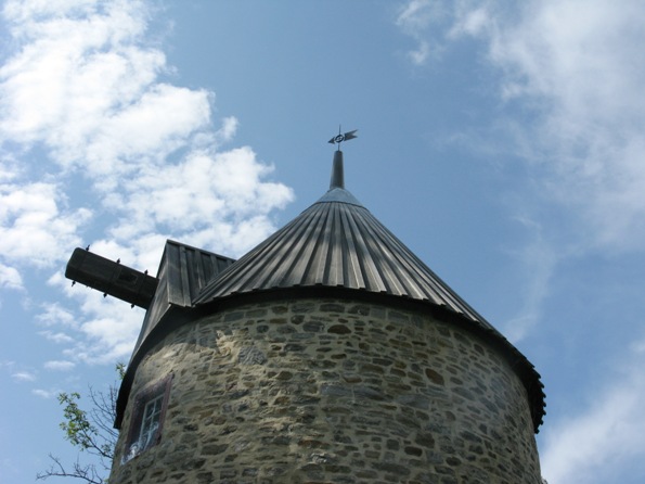 Le toit et la girouette du moulin de l'le Perrot sans ses ailes