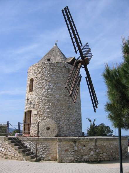 Le moulin Camoin, Office du tourisme, le 1er restauré