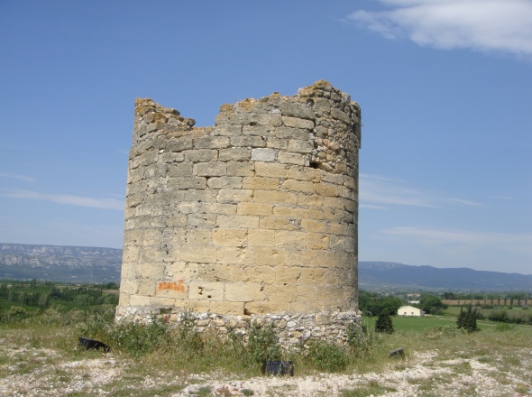 Ancien moulin tour dans le haut du village