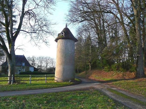 Ancien moulin  vent au chteau des Fontaines