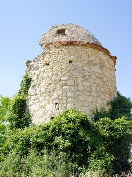 Ancien moulin en ruine  Bazian