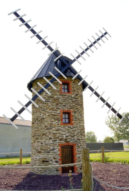 Moulin miniature dans le village