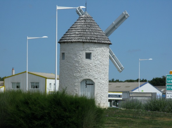 Moulin miniature sur un rond point de Marennes