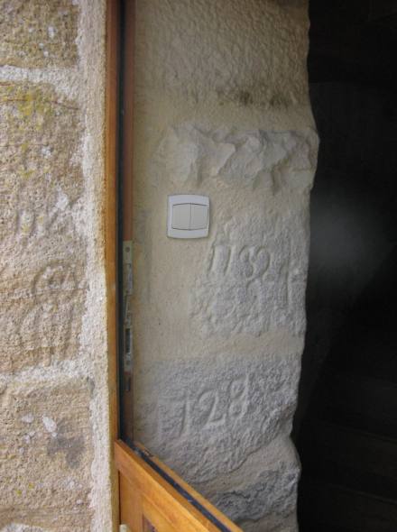 Dates inscrites dans la pierre prs de la porte : 1728 et 1732
