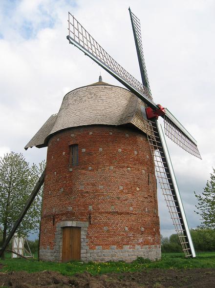 Le moulin Fanchon de Candas avec son toit et ses ailes