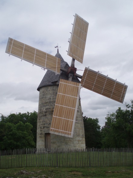 Le moulin de Cercles avec ses ailes Berton dployes