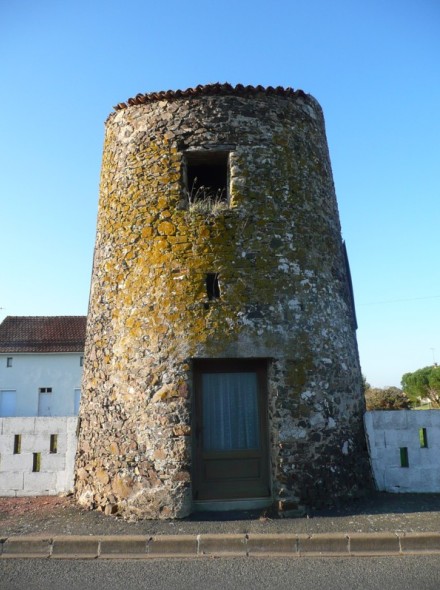 Ancien moulin  Cersay, de prs