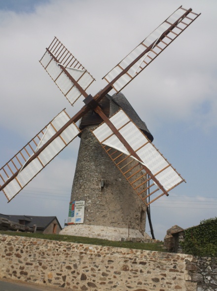 Le moulin d'Ardenay avec ses ailes entoiles.