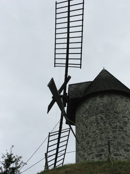 Le moulin de Coulx, de ct. Vrillage des ailes