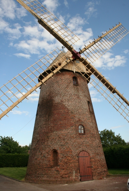 Le moulin avec ses ailes toutes neuves