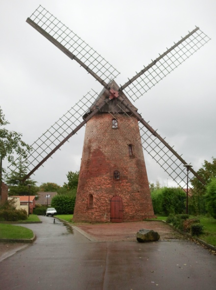 Le moulin vu de face avec ses ailes patines