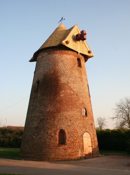 Le moulin de Courcelles ls Lens avec son toit tout neuf