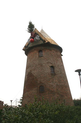 Le moulin avec son nouveau toit dcor pour Nol