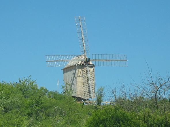Le moulin de Dosches le 22 avril 2007, ailes montes mais pas encore entoiles