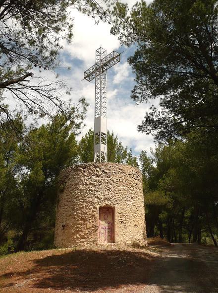 Ancien moulin surmonté d'un crucifix