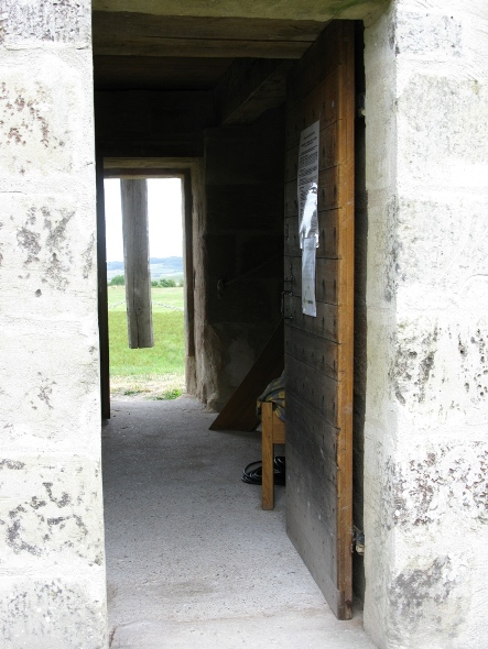Les portes face  face du moulin de Gorry