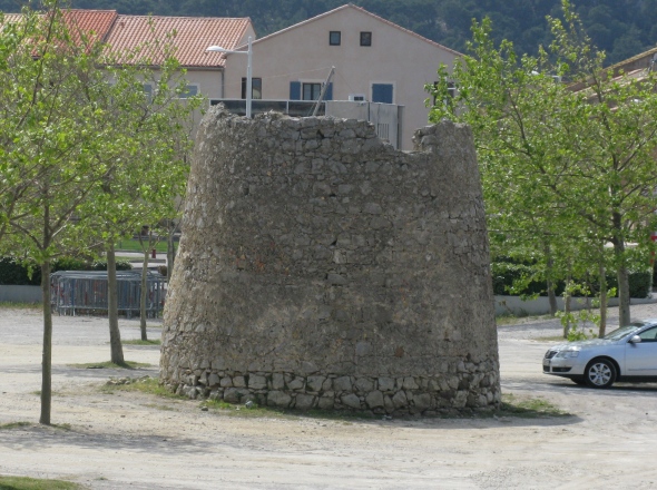 Le vieux moulin situ sur le parking, autre vue