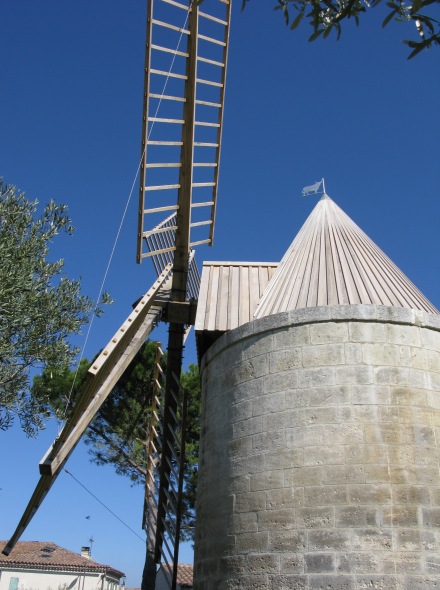 Le 2e moulin de ct avec son toit et ses ailes tout neufs !