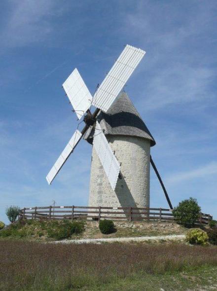 Le moulin avec ses ailes dployes
