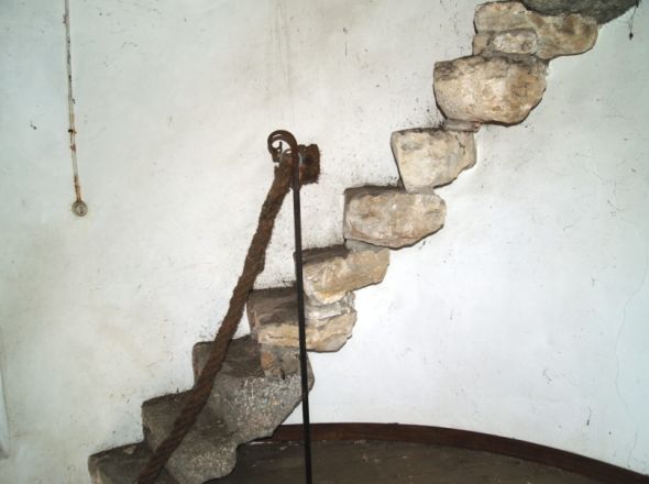 L'escalier en pierre du moulin de la Mougenderie 