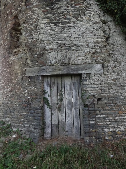 Une porte du moulin prs du Mont Leval - Les Pas