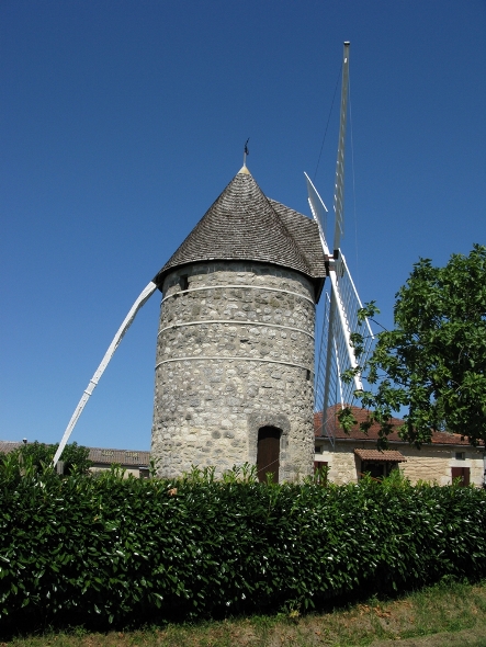 Le moulin du Tlgraphe  Marmande, de ct, dans la rue