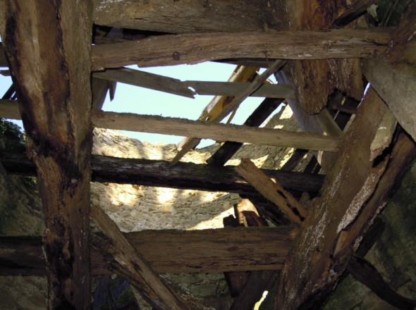 L'intrieur du moulin, encore des poutres vermoulues 