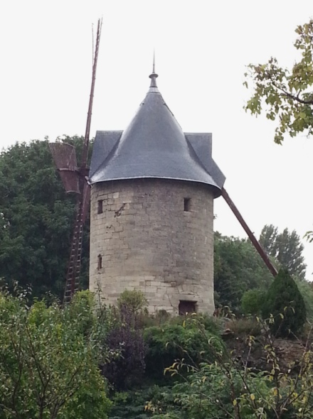 Le moulin de l'hippodrome de Longchamp