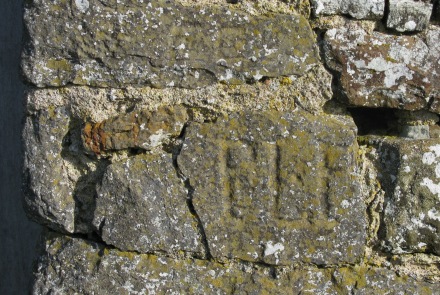 Inscription grave sur une pierre  droite de la porte