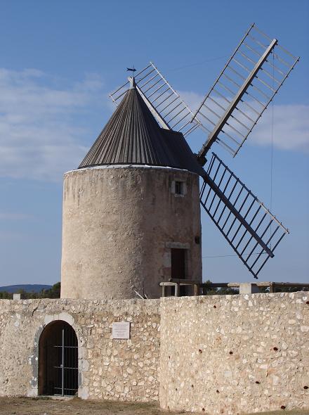 L'un des 2 moulins de la Gaieté, avec des ailes - Régusse
