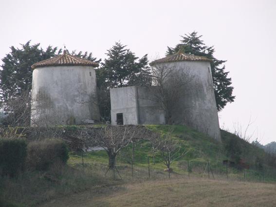 Deux anciens moulins  Roullens