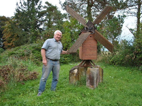 M. THAUVIN, le propritaire et son moulin miniature