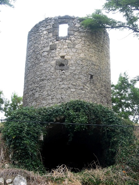 Tour du Moulin de Coutelier et entre de la cave