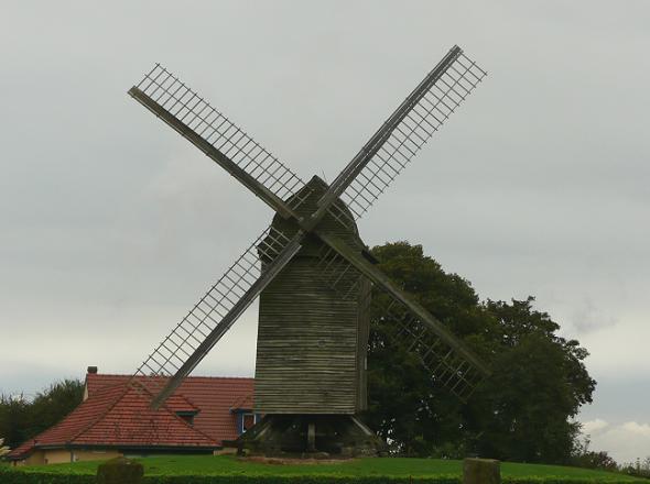 Le moulin de St Maxent en 2007, avec ses ailes toutes neuves.