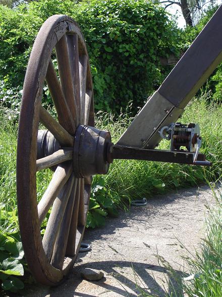 Moulin de St Vaast la Hougue - roue servant  mettre le moulin face au vent
