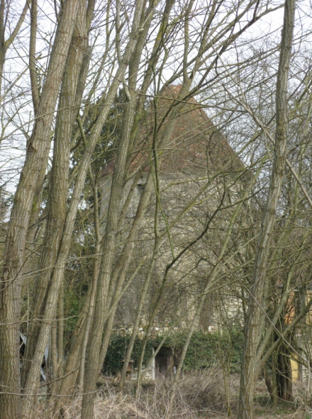 Le moulin de Touquin difficilement photographi  travers les arbres de la proprit