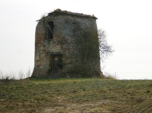 Un premier moulin en briques, en ruines