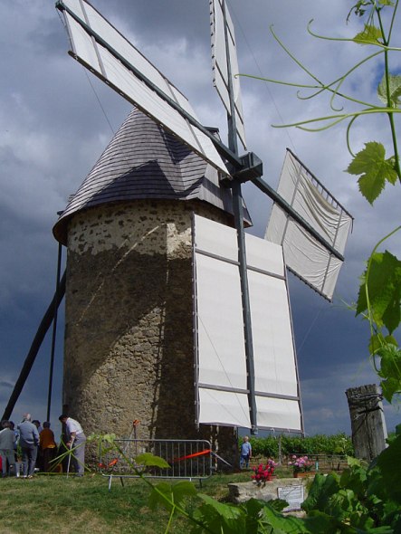 Moulin de Cussol avec ses ailes entoiles.