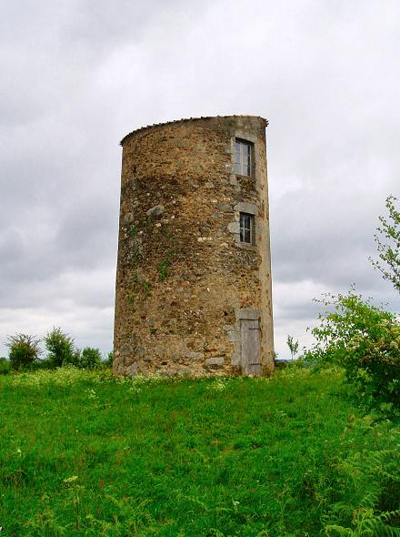 Tour d'un ancien moulin  Vernoux en Gtine