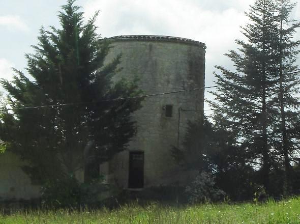 Autre moulin situ  la sortie de Villeneuve de Duras.