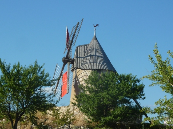 Le moulin entoil en rouge