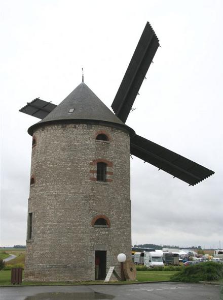 Moulin d'Artenay avec ses ailes Berton déployées