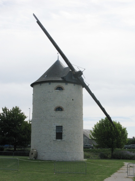 Le moulin d'Artenay a perdu 2 ailes ! Mais a été réparé depuis !