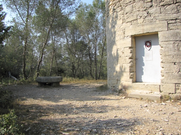 Porte du moulin d'Aubais et ancienne meule