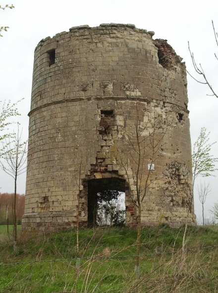 Moulin de pierre à Avesnes le Sec , les 2 portes face à face