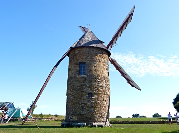 Moulin Bertaud en fonctionnement, orienté face au vent