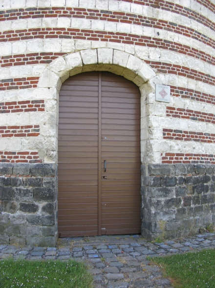 L'une des 2 portes du moulin avec l'inscription "Monument Historique"