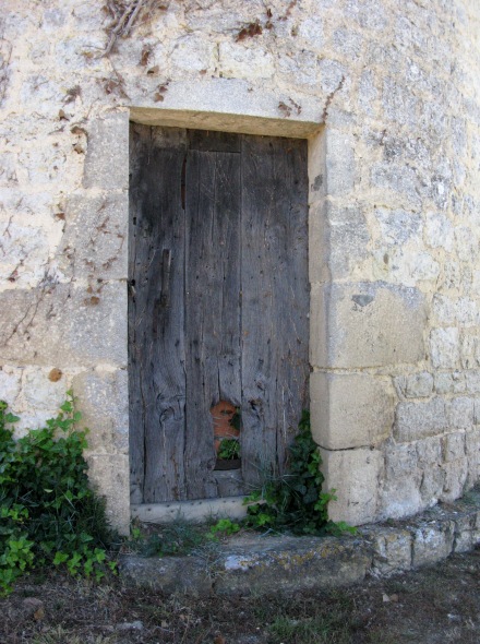 Porte de la Cité Paulin à Blaye, condamnée à l'intérieur par des parpaings en briques