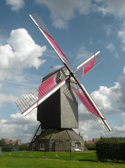 Le moulin avec ses ailes entoiles