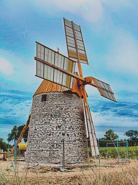 Le moulin de Claira avec ses ailes entoiles